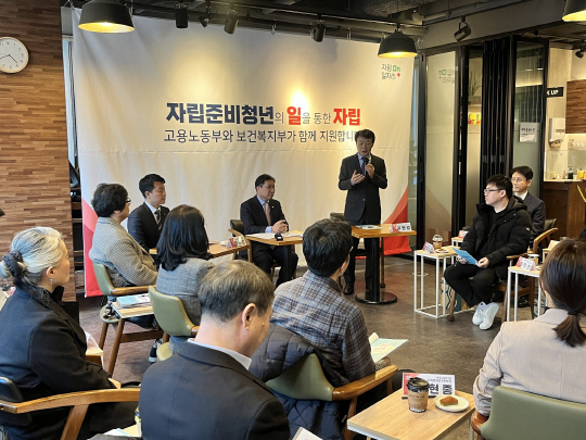 이성희(가운데) 고용노동부 차관과 권영범(오른쪽) 영림원소프트랩 권영범 대표가 일학습병행제 간담회에서 인사말하고 있다. 영림원소프트랩 제공